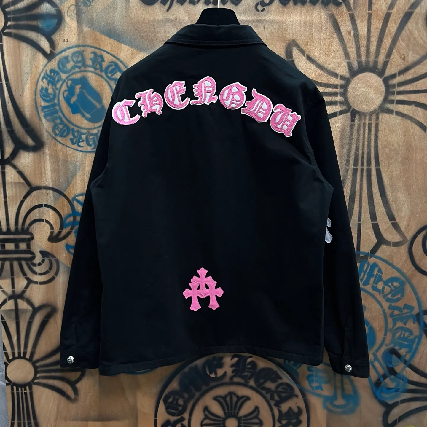 P610 Wang Zha has a new one! Heavy 15.5oz! Kill all market versions instantly! The price has bottomed out. Chrome Hearts Haute Couture Chrome Hearts patchwork leather denim jacket. The choice of high-grade twill denim custom-made fabrics is very important. It distinguishes the low version and wrong version of all pure black denim fabrics on the market. The cross patchwork leather is all imitation lambskin. All dyeing is completely restored without color difference. The inner leather label is first-layer calfskin. All hardware is 925 silver plated. It distinguishes all versions on the market. There is no better casual comparison in the market. Same style for men and women S-XL
